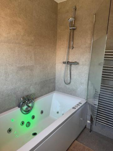 Netflix Home Jacuzzi Gym Fast Wifi Ps5 Free Parking 2 Spaces เฮริฟอร์ด ภายนอก รูปภาพ